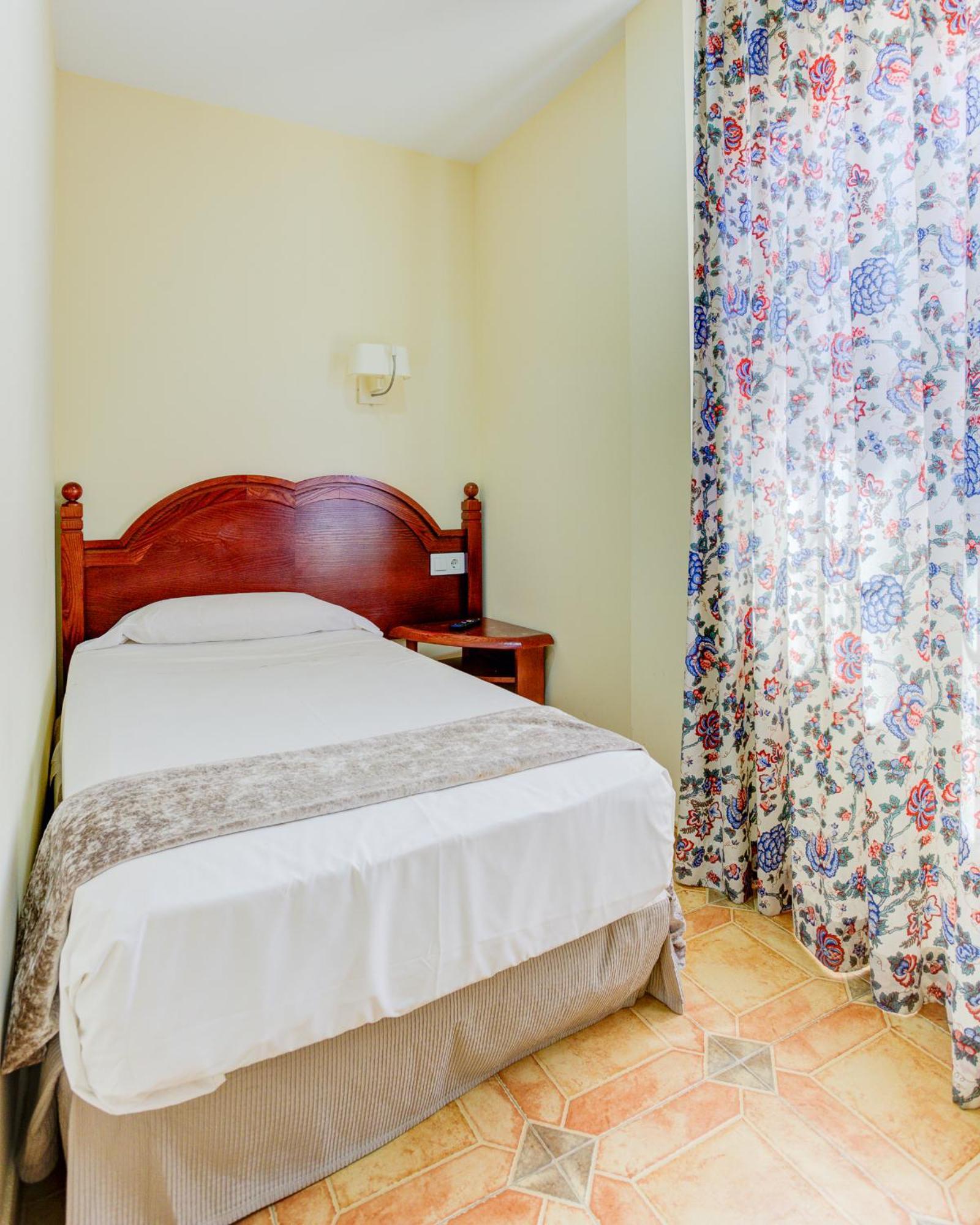 Hotel Pizarro 乌马内斯-德马德里 外观 照片