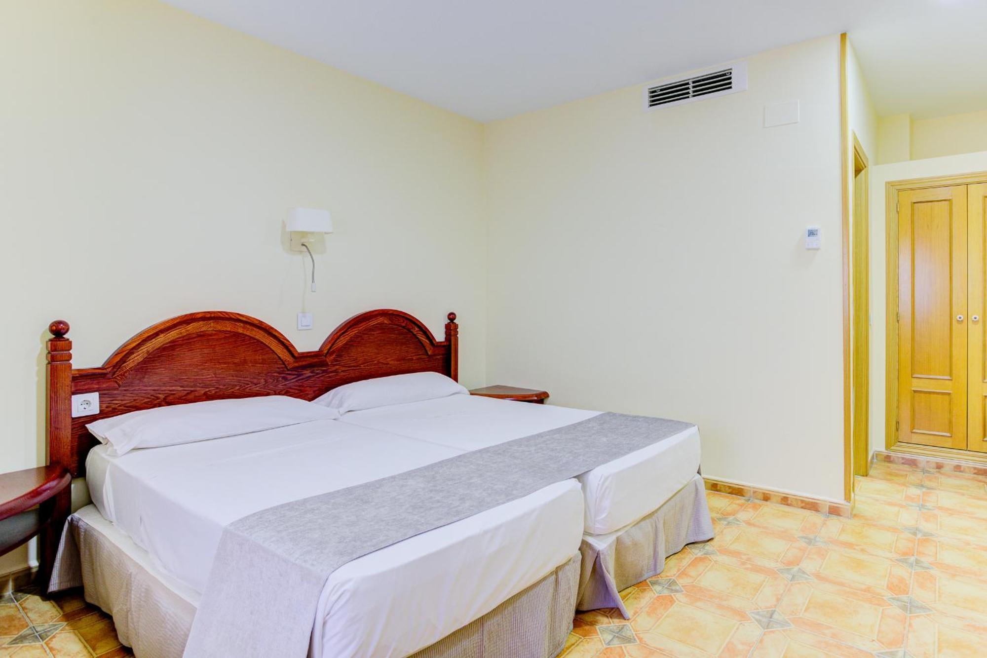 Hotel Pizarro 乌马内斯-德马德里 外观 照片